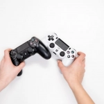 Минималистское рабочее место с современными игровыми технологиями